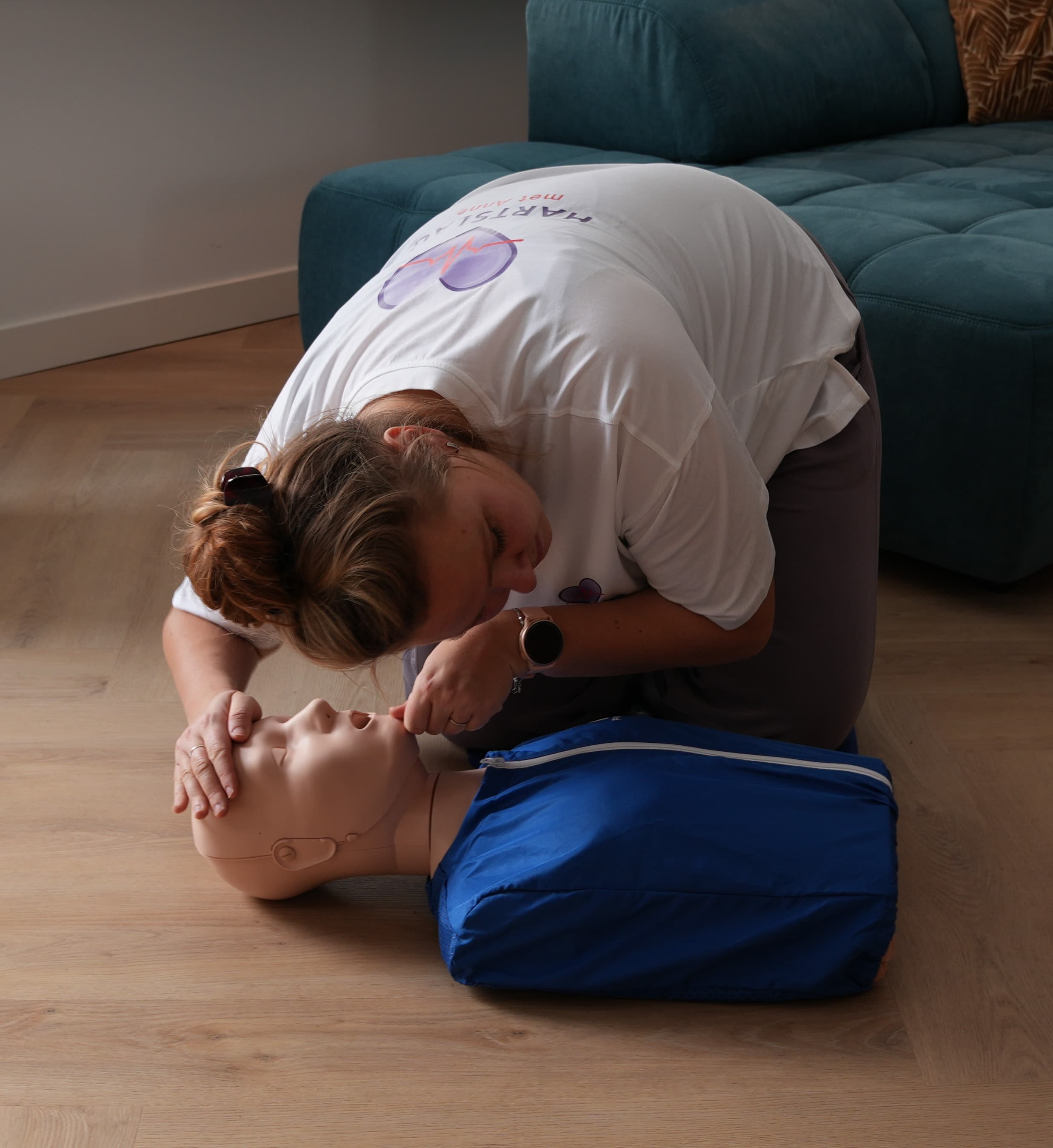 Praktijkoefening reanimatie met oefenpop